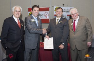 Charles Holland, Fábio Almeida, George Millard e Barry J. Palmer firmam parceria entre Special Olympics e Lions Club