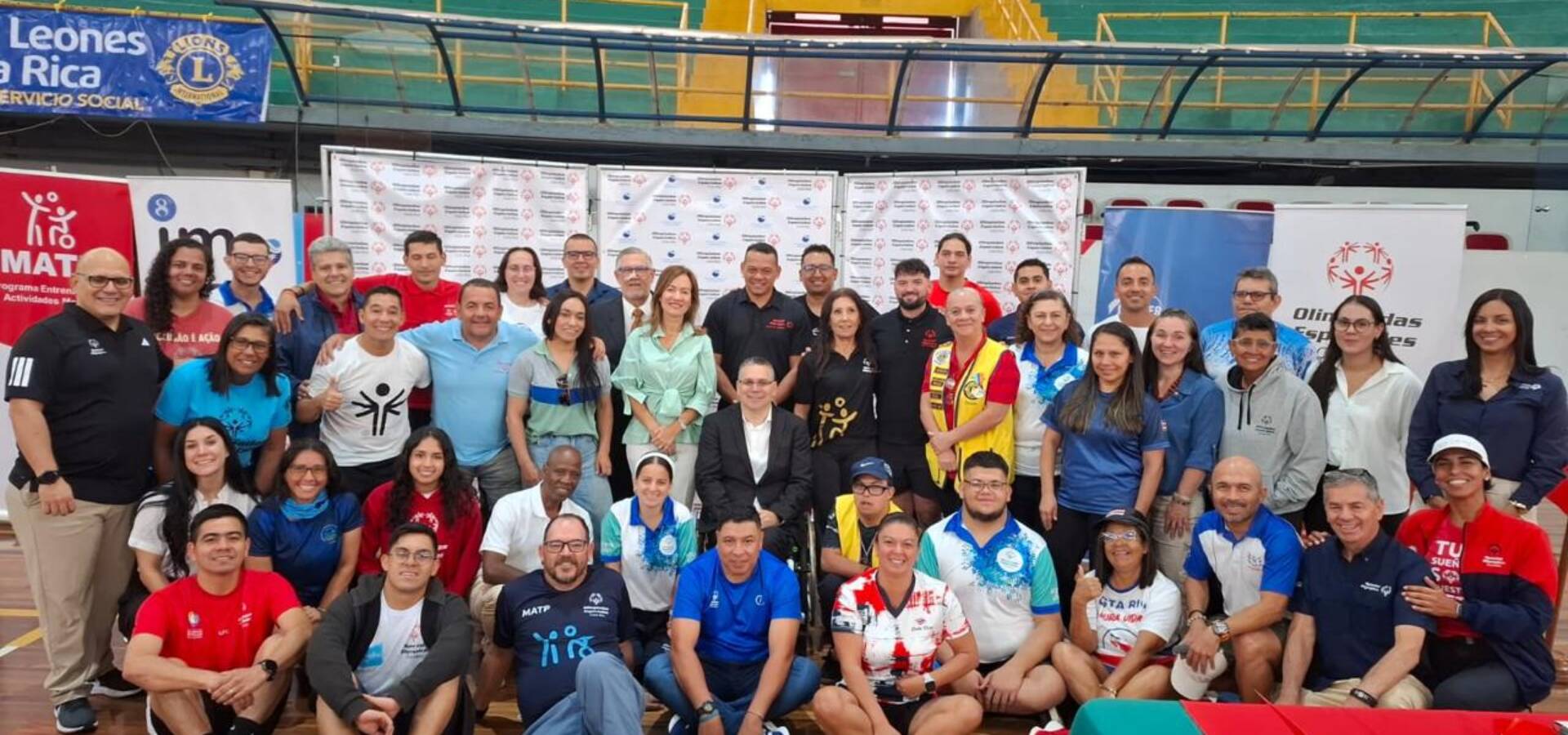 Thatiane Barbosa, vestida com a camiseta “Inclusão é Ação” da OEB, é a segunda pessoa da primeira fileira à esquerda. Em sua frente, com uma camiseta azul, se encontra Flávia Samira. Foto: Reprodução/Flávia Samira