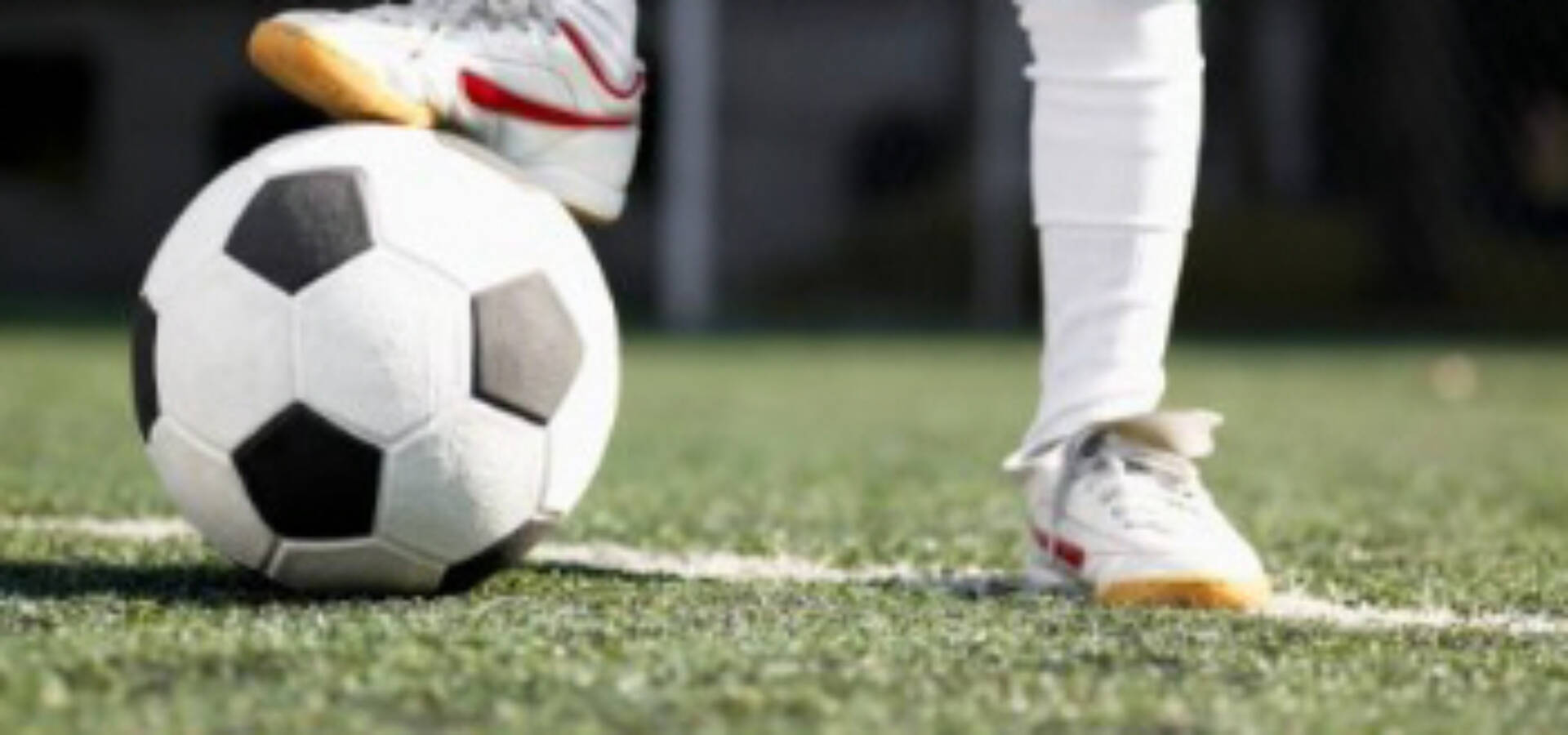 futebol-bola-no-pe