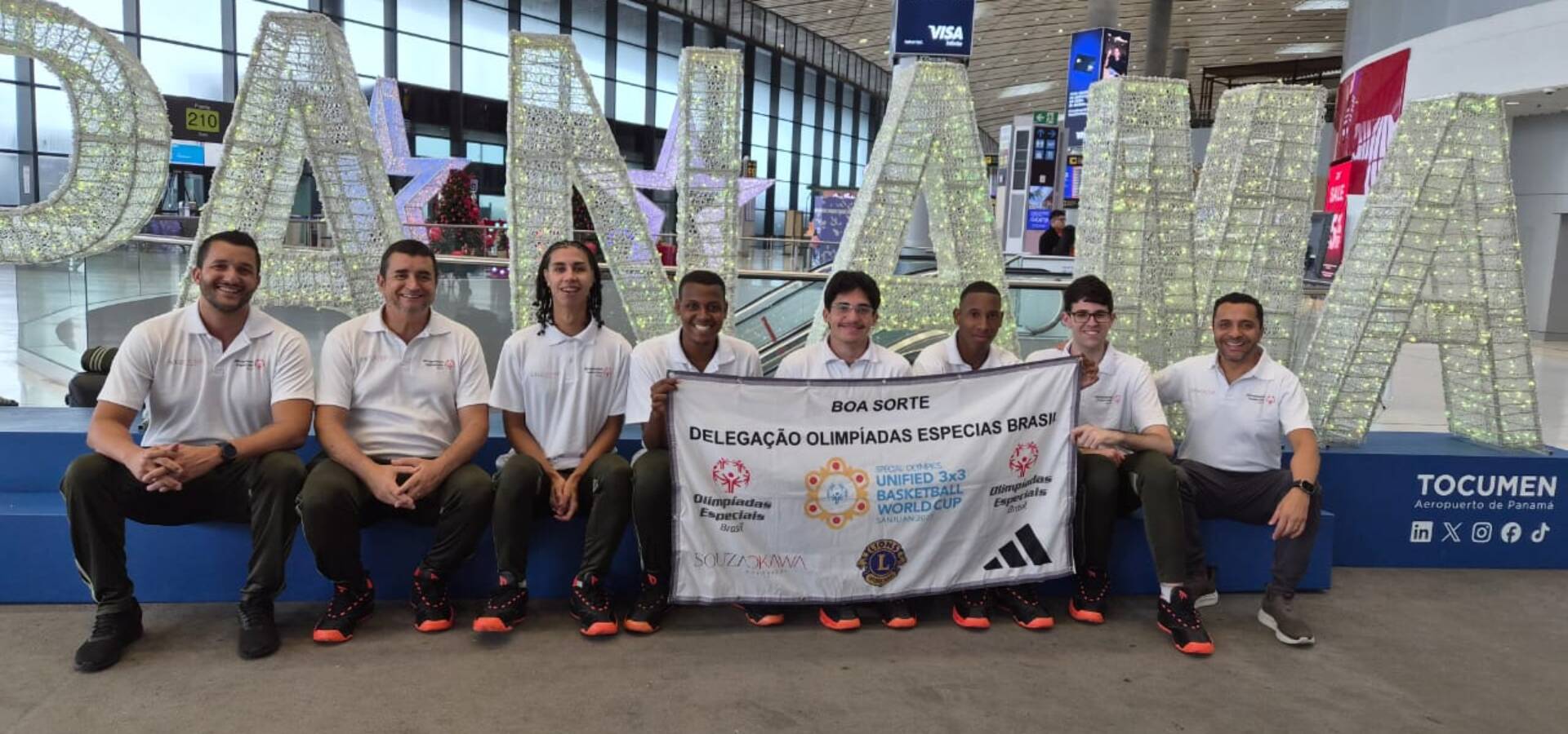 Delegação do Brasil aterrissa no Panamá para escala e, após, segue até San Juan. Da esquerda para a direita: Rafael Ribeiro (técnico), Lincoln Fiuza (técnico), Gabriel Gama, Jorge Adriano, Alberto Soares, Kaio Vinicius, Bruno Gil e Douglas Carvalho (Presidente das Olimpíadas Especiais Brasil). Foto: Reprodução/Arquivo Pessoal.