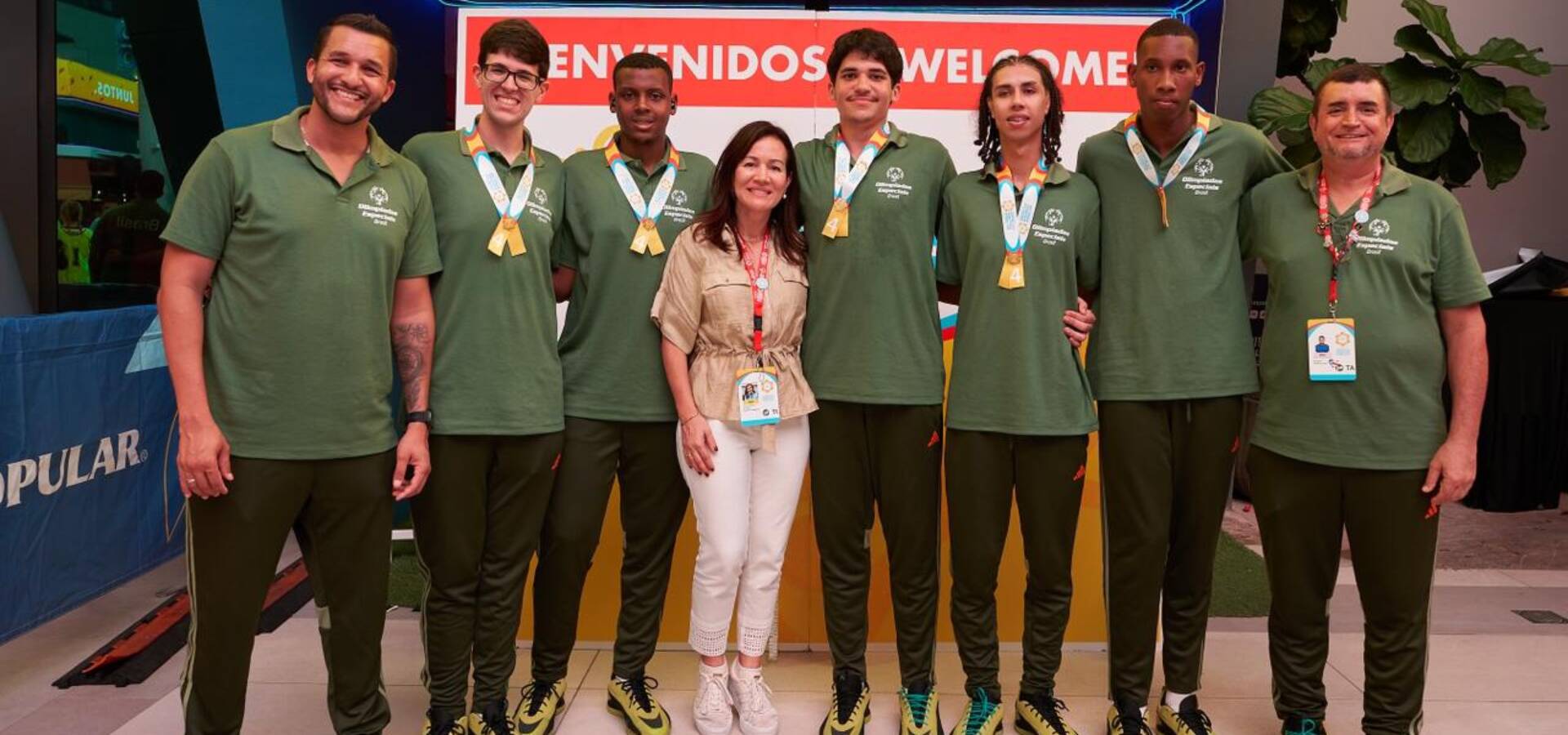 Delegação brasileira posa com a Presidenta das Olimpíadas Especiais da América Latina (SOLA), Claudia Echeverry, após Cerimônia de Premiação. Da esquerda para a direita: Rafael Ribeiro (técnico-chefe), Bruno L. Gil, Jorge Adriano, Presidenta Claudia, Alberto Soares, Gabriel Gama, Kaio Vinícius e Lincoln Fiuza (técnico-assistente). Foto: Reprodução/SOI.